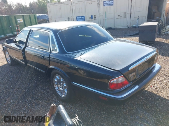 2000 Jaguar XJ with VIN SAJDA23C5YLF19267, listed as a IAAI auction lot 40899052 with 92,553 mi miles and . Bid and sale history available at DreamBid. Image 3.