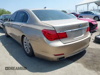 2009 BMW 7 Series 750Li z VIN WBAKB83539CY58774, wystawiony jako IAAI lot #42359891 z przebiegiem 102 561 mil mil oraz . Historia ofert i sprzedaży dostępna na DreamBid. Obrazek 3.