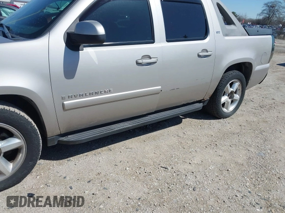 2007 Chevrolet Avalanche LTZ z VIN 3GNFK12357G117443, wystawiony jako IAAI lot #41988399 z przebiegiem Nie podano mil oraz . Historia ofert i sprzedaży dostępna na DreamBid. Obrazek 6.