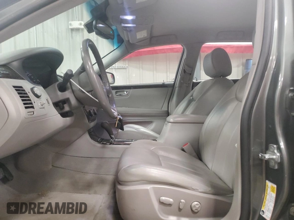 2008 Cadillac DTS 1SA z VIN 1G6KD57Y78U107110, wystawiony jako Copart lot #53548915 z przebiegiem 66 065 mil mil oraz Tytuł czysty. Historia ofert i sprzedaży dostępna na DreamBid. Obrazek 7.