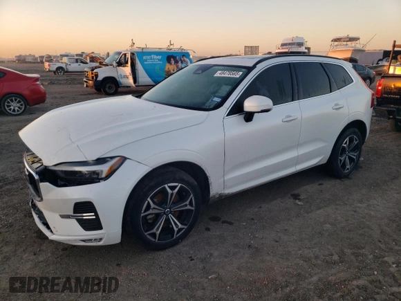 2022 Volvo XC60 Momentum z VIN YV4L12DK7N1964479, wystawiony jako Copart lot #48478565 z przebiegiem 41 698 mil mil oraz Czysty tytuł • Clean title. Historia ofert i sprzedaży dostępna na DreamBid. Obrazek 1.