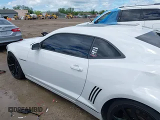 2015 Chevrolet Camaro SS z VIN 2G1FJ1EW8F9105046, wystawiony jako IAAI lot #42306850 z przebiegiem 59 861 mil mil oraz . Historia ofert i sprzedaży dostępna na DreamBid. Obrazek 15.