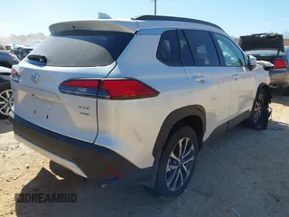2024 Toyota Corolla Cross XLE z VIN 7MUDAABG0RV103515, wystawiony jako IAAI lot #41676095 z przebiegiem 7647 mil mil oraz . Historia ofert i sprzedaży dostępna na DreamBid. Obrazek 4.