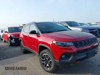 2025 Jeep Compass Trailhawk z VIN 3C4NJDDN0ST551132, wystawiony jako IAAI lot #41905784 z przebiegiem 1 573 mil mil oraz . Historia ofert i sprzedaży dostępna na DreamBid. Obrazek 14.