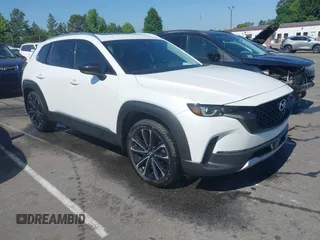 2024 Mazda CX-50 Premium Plus z VIN 7MMVABEY9RN207368, wystawiony jako IAAI lot #42211942 z przebiegiem 13 940 mil mil oraz . Historia ofert i sprzedaży dostępna na DreamBid. Obrazek 1.