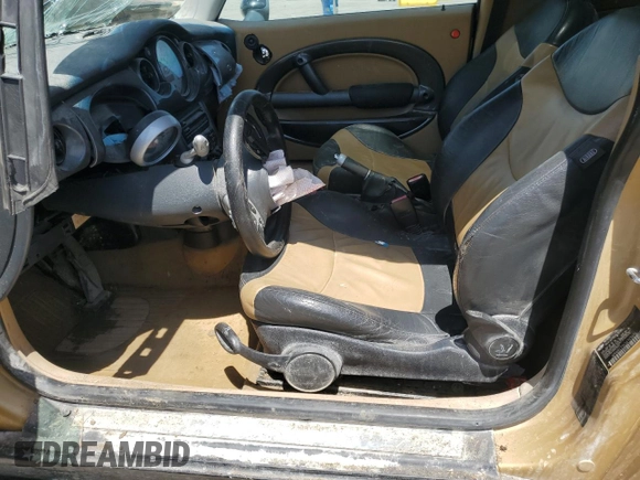 2004 MINI Hardtop z VIN WMWRC33454TC50742, wystawiony jako Copart lot #56655565 z przebiegiem Nie podano mil oraz Szkoda całkowita • Salvage title. Historia ofert i sprzedaży dostępna na DreamBid. Obrazek 7.