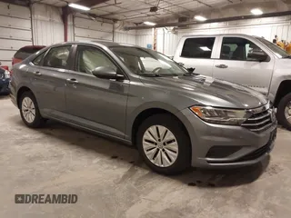 2020 Volkswagen Jetta S z VIN 3VWCB7BU6LM049542, wystawiony jako IAAI lot #41928319 z przebiegiem 67 453 mil mil oraz . Historia ofert i sprzedaży dostępna na DreamBid. Obrazek 1.