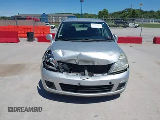 2008 Nissan Versa S z VIN 3N1BC13EX8L385937, wystawiony jako IAAI lot #42330289 z przebiegiem 131 178 mil mil oraz . Historia ofert i sprzedaży dostępna na DreamBid. Obrazek 12.