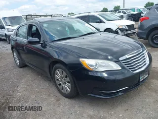 2014 Chrysler 200 LX z VIN 1C3CCBAB7EN231122, wystawiony jako IAAI lot #42375906 z przebiegiem 197 000 mil mil oraz . Historia ofert i sprzedaży dostępna na DreamBid. Obrazek 1.