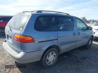 2000 Toyota Sienna LE with VIN 4T3ZF13C3YU220127, listed as a IAAI auction lot 41885903 with 168,765 mi miles. Bid and sale history available at carsss.com. Image 4.