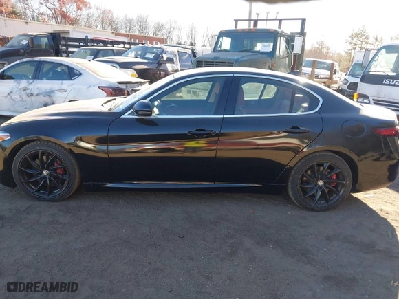 2018 Alfa Romeo Giulia Ti with VIN ZARFAECN5J7568934, listed as a IAAI auction lot 40881530 with 32,534 mi miles. Bid and sale history available at carsss.com. Image 14.
