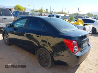 2013 Chevrolet Sonic LS z VIN 1G1JA5SH5D4133278, wystawiony jako IAAI lot #41957054 z przebiegiem 2 426 mil mil oraz . Historia ofert i sprzedaży dostępna na DreamBid. Obrazek 3.