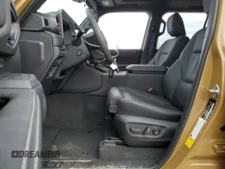 2024 Toyota Land Cruiser z VIN JTEABFAJ8RK010961, wystawiony jako Copart lot #45733885 z przebiegiem 3 013 mil mil oraz Szkoda całkowita • Salvage title. Historia ofert i sprzedaży dostępna na DreamBid. Obrazek 7.