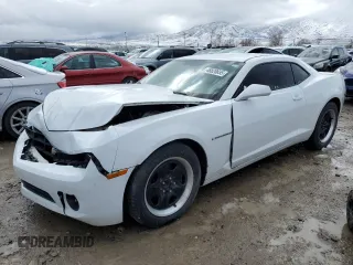2013 Chevrolet Camaro LS z VIN 2G1FE1E3XD9104357, wystawiony jako Copart lot #48828655 z przebiegiem 132 688 mil mil oraz Szkoda całkowita • Salvage title. Historia ofert i sprzedaży dostępna na DreamBid. Obrazek 1.