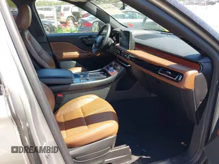 2022 Lincoln Aviator Reserve z VIN 5LM5J7WC8NGL12197, wystawiony jako IAAI lot #41791410 z przebiegiem 68 201 mil mil oraz . Historia ofert i sprzedaży dostępna na DreamBid. Obrazek 5.