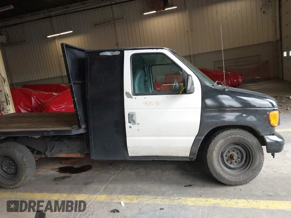 2003 Ford Econoline Passenger XL z VIN 1FBSS31L73HA80114, wystawiony jako IAAI lot #42258946 z przebiegiem 55 702 mil mil oraz . Historia ofert i sprzedaży dostępna na DreamBid. Obrazek 13.
