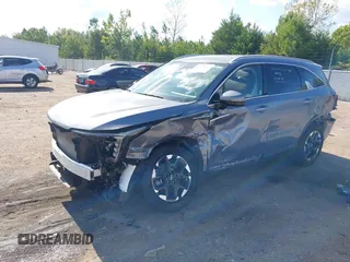 2024 Kia Sorento S z VIN 5XYRL4JC1RG265371, wystawiony jako IAAI lot #40450437 z przebiegiem 14 620 mil mil oraz . Historia ofert i sprzedaży dostępna na DreamBid. Obrazek 2.