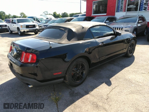 2012 Ford Mustang V6 z VIN 1ZVBP8EM2C5273329, wystawiony jako IAAI lot #42357858 z przebiegiem 168 728 mil mil oraz . Historia ofert i sprzedaży dostępna na DreamBid. Obrazek 4.