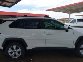 2019 Toyota RAV4 XLE with VIN JTMW1RFV0KD026561, listed as a IAAI auction lot 42035063 with 51,670 mi miles. Bid and sale history available at carsss.com. Image 13.
