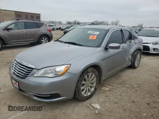 2014 Chrysler 200 Touring z VIN 1C3CCBBG5EN119672, wystawiony jako Copart lot #85680624 z przebiegiem Nie podano mil oraz Szkody całkowita. Historia ofert i sprzedaży dostępna na DreamBid. Obrazek 1.