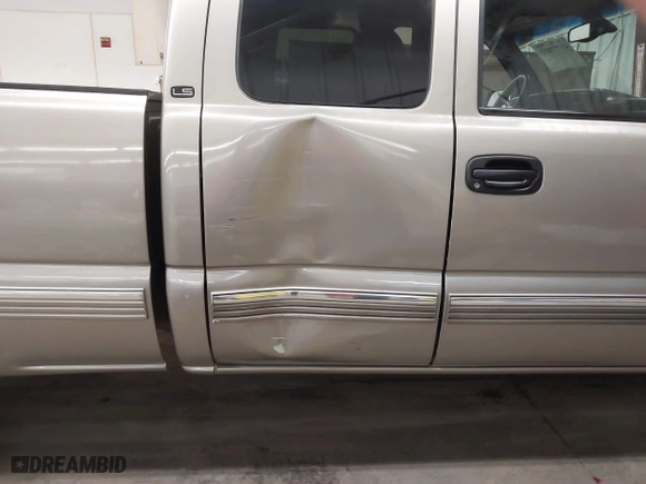 2000 Chevrolet Silverado 1500 LT with VIN 1GCEK19T4YE162277, listed as a IAAI auction lot 41777032 with 235,337 mi miles. Bid and sale history available at carsss.com. Image 6.