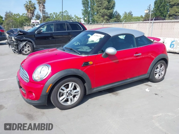 2012 MINI Coupe z VIN WMWSX1C56CT163981, wystawiony jako IAAI lot #42286576 z przebiegiem 131 955 mil mil oraz . Historia ofert i sprzedaży dostępna na DreamBid. Obrazek 2.