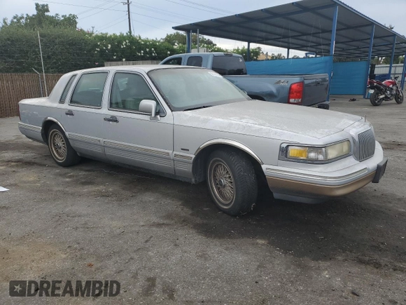 1996 Lincoln Town Car Signature z VIN 1LNLM82W7TY700245, wystawiony jako Copart lot #68186004 z przebiegiem 134 509 mil mil oraz Czysty tytuł • Clean title. Historia ofert i sprzedaży dostępna na DreamBid. Obrazek 4.