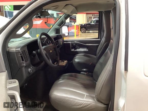 2017 Chevrolet Express Cargo z VIN 1GCWGBFF2H1177944, wystawiony jako IAAI lot #42596518 z przebiegiem 138 429 mil mil oraz . Historia ofert i sprzedaży dostępna na DreamBid. Obrazek 18.