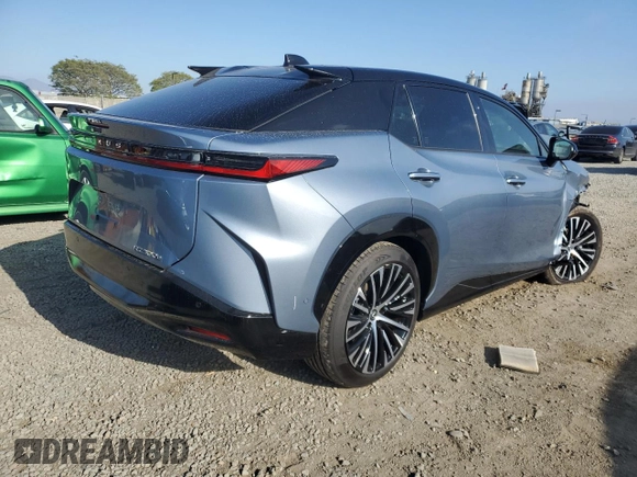 2024 Lexus RZ 300e Premium с VIN JTJABABB2RA003229, выставлен на аукционе Copart как лот 55311235 с пробегом 2 759 миль миль и Списание • Salvage title. История ставок и продаж доступна на DreamBid. Изображение 3.