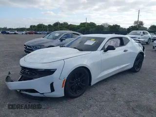 2021 Chevrolet Camaro 1LS z VIN 1G1FB1RX1M0101783, wystawiony jako IAAI lot #42095549 z przebiegiem 61 395 mil mil oraz . Historia ofert i sprzedaży dostępna na DreamBid. Obrazek 17.