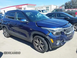 2021 Kia Seltos EX z VIN KNDERCAA3M7076667, wystawiony jako IAAI lot #41708139 z przebiegiem 73 751 mil mil oraz . Historia ofert i sprzedaży dostępna na DreamBid. Obrazek 1.