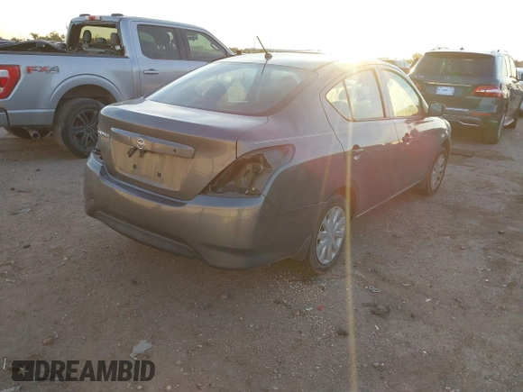 2016 Nissan Versa SV z VIN 3N1CN7APXGL904067, wystawiony jako IAAI lot #40968514 z przebiegiem 107 909 mil mil oraz . Historia ofert i sprzedaży dostępna na DreamBid. Obrazek 4.