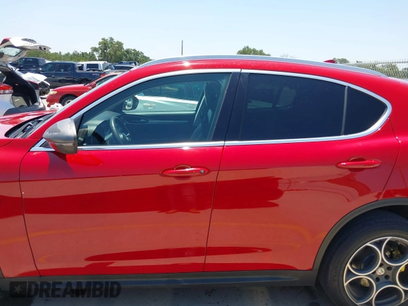 2018 Alfa Romeo Stelvio z VIN ZASFAKAN8J7B64173, wystawiony jako IAAI lot #42355202 z przebiegiem 111 698 mil mil oraz . Historia ofert i sprzedaży dostępna na DreamBid. Obrazek 14.