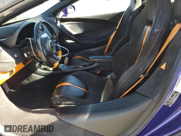 2018 McLaren 570S z VIN SBM13FAA8JW005006, wystawiony jako Copart lot #59641834 z przebiegiem 38 683 mil mil oraz Szkody całkowita. Historia ofert i sprzedaży dostępna na DreamBid. Obrazek 7.