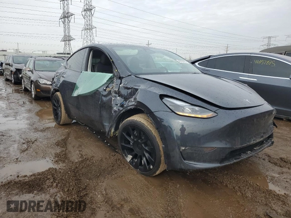 2024 Tesla Model Y Long Range with VIN 7SAYGAEE7RF043096, listed as a Copart auction lot 46939395 with 12,521 mi miles and Salvage Title. Bid and sale history available at DreamBid. Image 4.