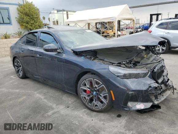 2024 BMW i5 eDrive40 z VIN WBY33FK03RCR93119, wystawiony jako Copart lot #76124194 z przebiegiem Nie podano mil oraz Szkody całkowita. Historia ofert i sprzedaży dostępna na DreamBid. Obrazek 4.