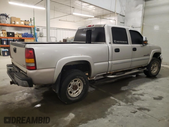 2005 GMC Sierra 2500HD SLT z VIN 1GTHK23275F945912, wystawiony jako Copart lot #84298424 z przebiegiem 241 490 mil mil oraz Szkoda całkowita • Salvage title. Historia ofert i sprzedaży dostępna na DreamBid. Obrazek 3.