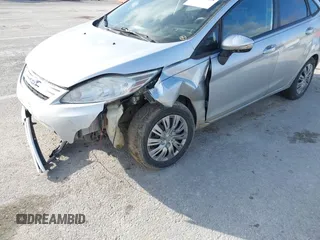 2015 Ford Fiesta SE z VIN 3FADP4BJ1FM220222, wystawiony jako IAAI lot #41209318 z przebiegiem 113 134 mil mil oraz . Historia ofert i sprzedaży dostępna na DreamBid. Obrazek 6.