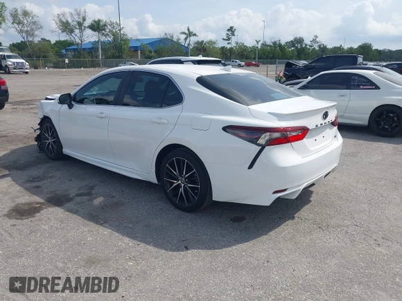 2022 Toyota Camry SE with VIN 4T1T11AK7NU668664, listed as a IAAI auction lot 41861383 with 7,843 mi miles. Bid and sale history available at carsss.com. Image 3.