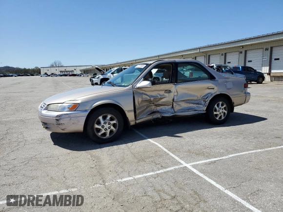 1999 Toyota Camry LE z VIN JT2BF22KXX0230830, wystawiony jako Copart lot #52253985 z przebiegiem 151 758 mil mil oraz Szkoda całkowita • Salvage title. Historia ofert i sprzedaży dostępna na DreamBid. Obrazek 1.