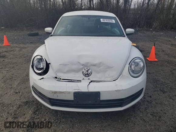 2014 Volkswagen Beetle 1.8T z VIN 3VWJ17AT1EM663680, wystawiony jako Copart lot #48163255 z przebiegiem 67 809 mil mil oraz Szkoda całkowita • Salvage title. Historia ofert i sprzedaży dostępna na DreamBid. Obrazek 5.
