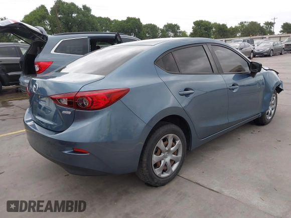 2015 Mazda 3 i SV z VIN JM1BM1T77F1251936, wystawiony jako IAAI lot #42124495 z przebiegiem 82 805 mil mil oraz . Historia ofert i sprzedaży dostępna na DreamBid. Obrazek 4.
