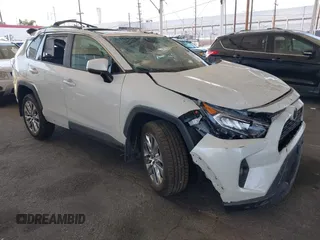 2021 Toyota RAV4 XLE Premium z VIN 2T3A1RFV1MW153237, wystawiony jako IAAI lot #42519130 z przebiegiem 52 471 mil mil oraz . Historia ofert i sprzedaży dostępna na DreamBid. Obrazek 1.