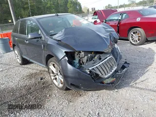 2013 Lincoln MKX z VIN 2LMDJ6JK9DBL22657, wystawiony jako IAAI lot #41864992 z przebiegiem 97 994 mil mil oraz . Historia ofert i sprzedaży dostępna na DreamBid. Obrazek 1.