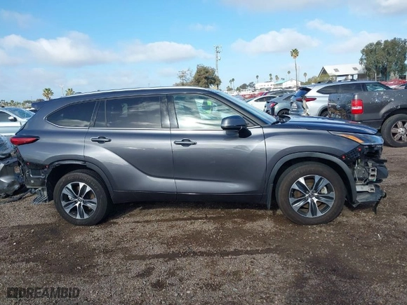 2021 Toyota Highlander XLE with VIN 5TDGZRBH7MS121493, listed as a IAAI auction lot 41794838 with 68,636 mi miles. Bid and sale history available at carsss.com. Image 14.