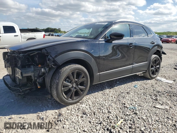 2024 Mazda CX-30 Premium z VIN 3MVDMBDY6RM602606, wystawiony jako Copart lot #81223314 z przebiegiem 4041 mil mil oraz Szkody całkowita. Historia ofert i sprzedaży dostępna na DreamBid. Obrazek 1.