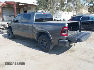 2019 Ram 1500 Rebel z VIN 1C6SRFLT2KN696557, wystawiony jako IAAI lot #42110931 z przebiegiem 81 372 mil mil oraz . Historia ofert i sprzedaży dostępna na DreamBid. Obrazek 3.