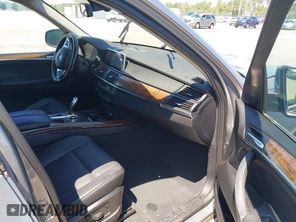 2011 BMW X5 35i z VIN 5UXZV4C57BL410981, wystawiony jako IAAI lot #42126240 z przebiegiem 160 473 mil mil oraz . Historia ofert i sprzedaży dostępna na DreamBid. Obrazek 5.