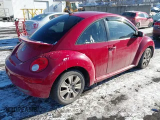 2010 Volkswagen New Beetle Coupe with VIN 3VWPG3AG8AM013467, listed as a IAAI auction lot 41364321 with 117,857 mi miles. Bid and sale history available at carsss.com. Image 4.