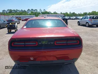 2017 Dodge Challenger SXT z VIN 2C3CDZAG8HH568476, wystawiony jako IAAI lot #42334027 z przebiegiem 161 515 mil mil oraz . Historia ofert i sprzedaży dostępna na DreamBid. Obrazek 16.